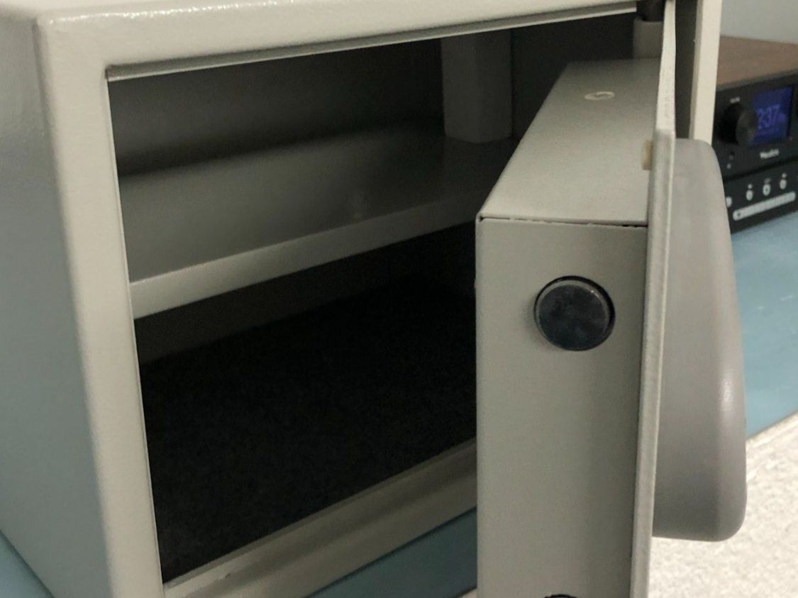 Casseforti: Tresor mit Code / Ultra Security  / H30xB39xL32 – Nuovo e nell'imballaggio originale da Rotkreuz venduto da eichmatt53 1
