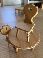 Table ronde et chaises cœur maison de poupée 