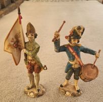 2 HISTORISCHE KUNSTOFFIGUREN - SOLDATEN - HöHE CA. 17 CM