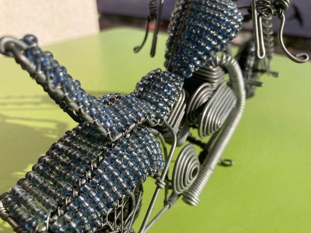 Modèle réduit de moto en mince fil de fer