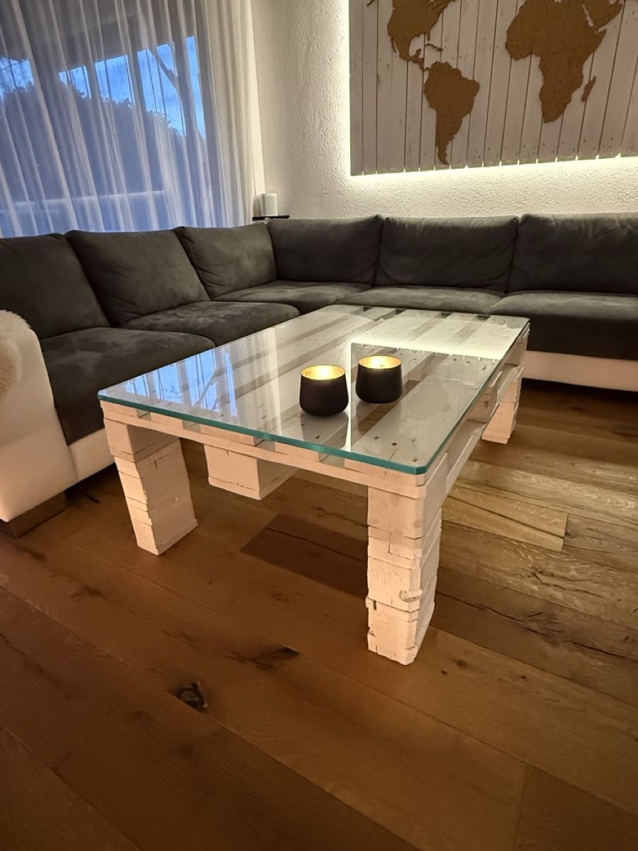 Tavoli: DIY Paletten Couchtisch mit Glasplatte – Usato da Sutz venduto da mtechcab