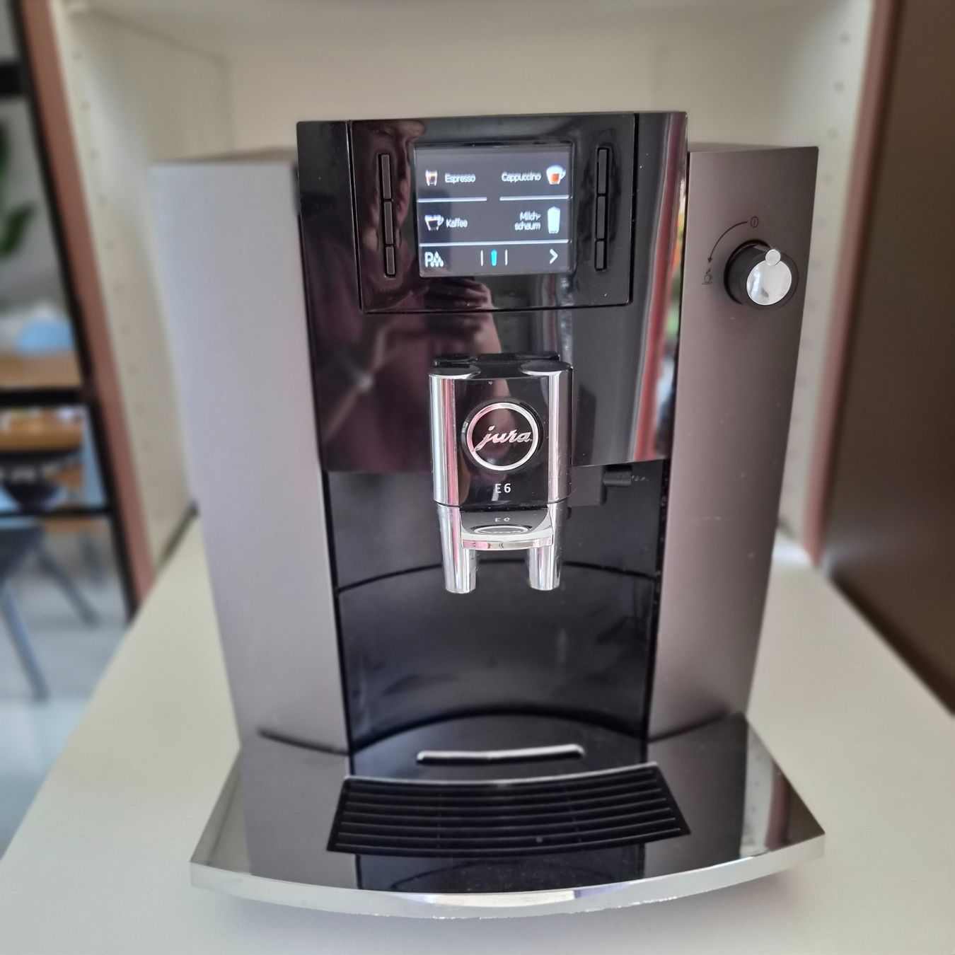 Jura Machines à café & Machines à expresso: Jura Kaffeevollautomat Model E6 – D'occasion à Sarmenstorf par Turischt 1