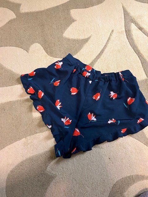 Pull&Bear Pantaloni: witzige shorts mit tulpen und rüschchen gr. s – Usato da Schwarzenberg LU venduto da kindler007 3