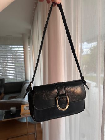 Schwarze Tasche mit goldener Schnalle