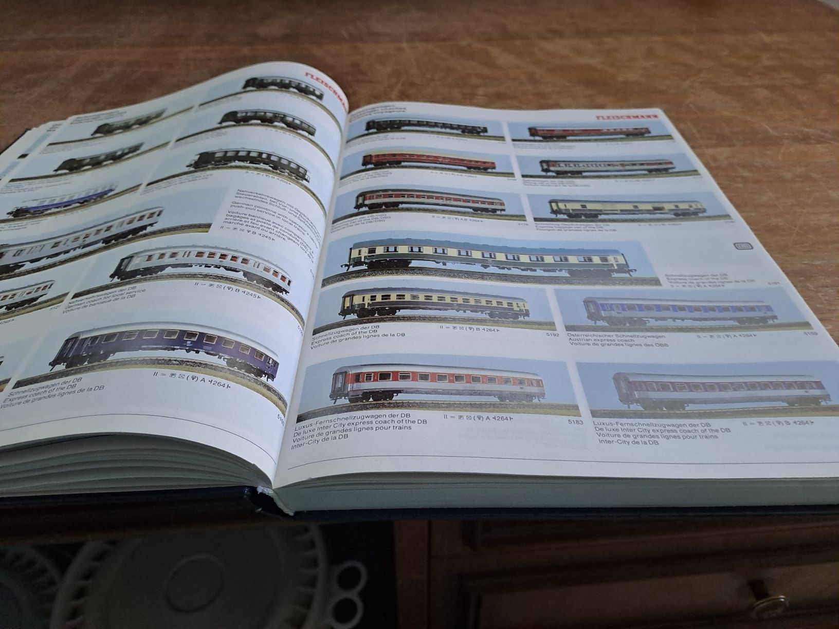 Libri: Modell-Eisenbahn HO-International Buch 4000 Modelle – Usato da Zürich venduto da Schoebi19 7