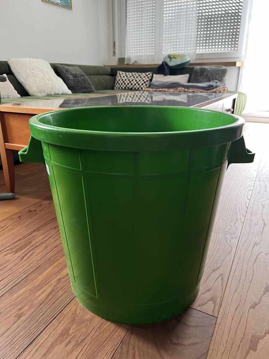 Autres articles pour la maison: Grüner Eimer mit Deckel – D'occasion à Ebmatingen par mah_w7jj 2