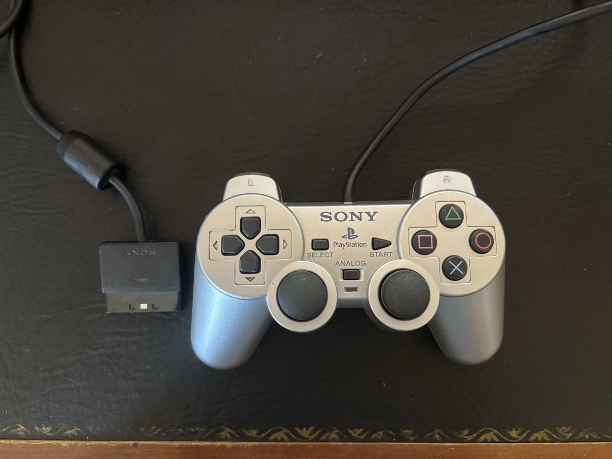 Sony Console: Manette PS2 silver (rare) – Usato da Mézières VD venduto da P-M-C