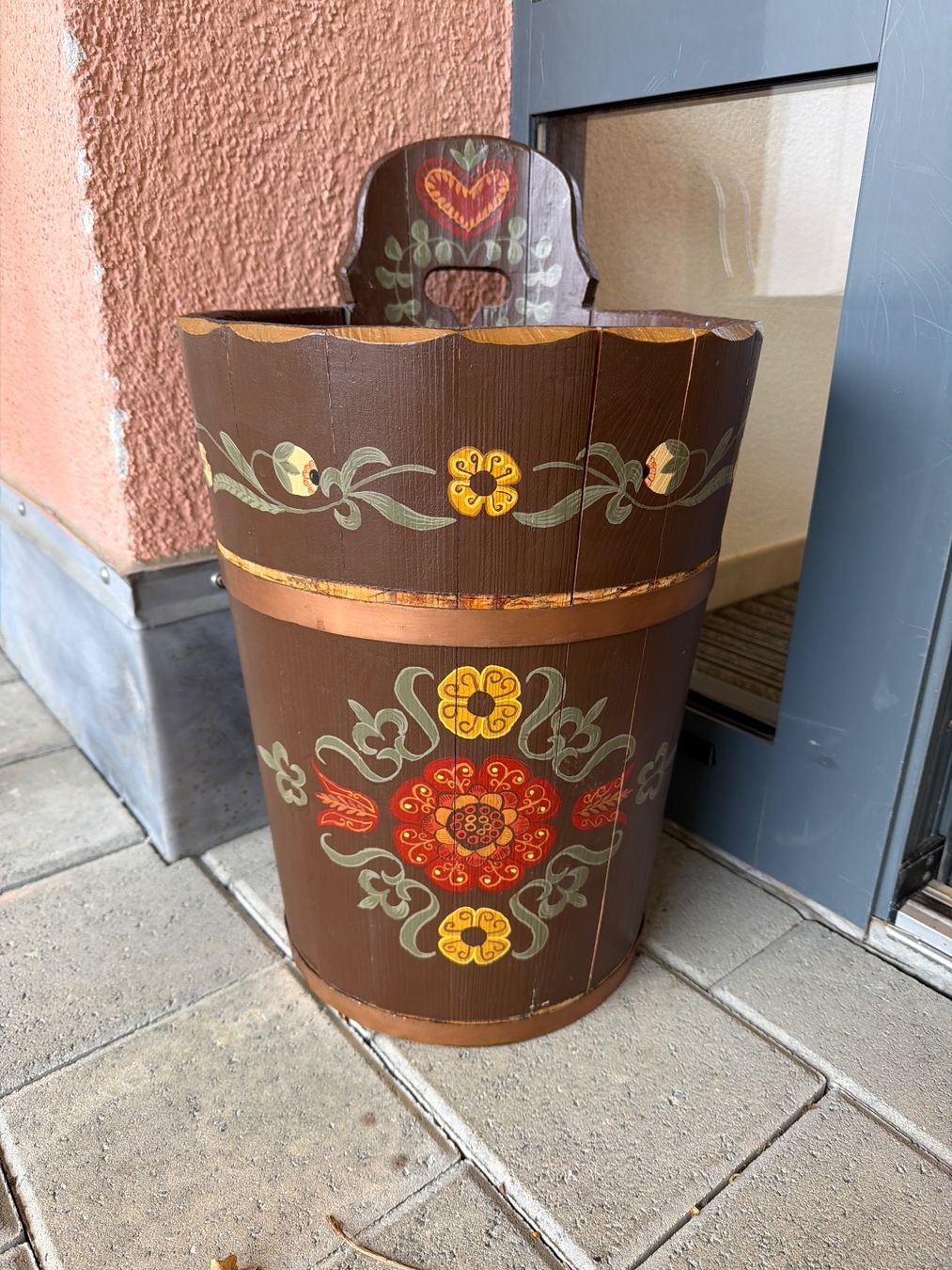 Tutte le decorazioni: Rustikaler Holzeimer/Schirmständer dekorativ bemalt – Usato da Bülach venduto da Jackybabue