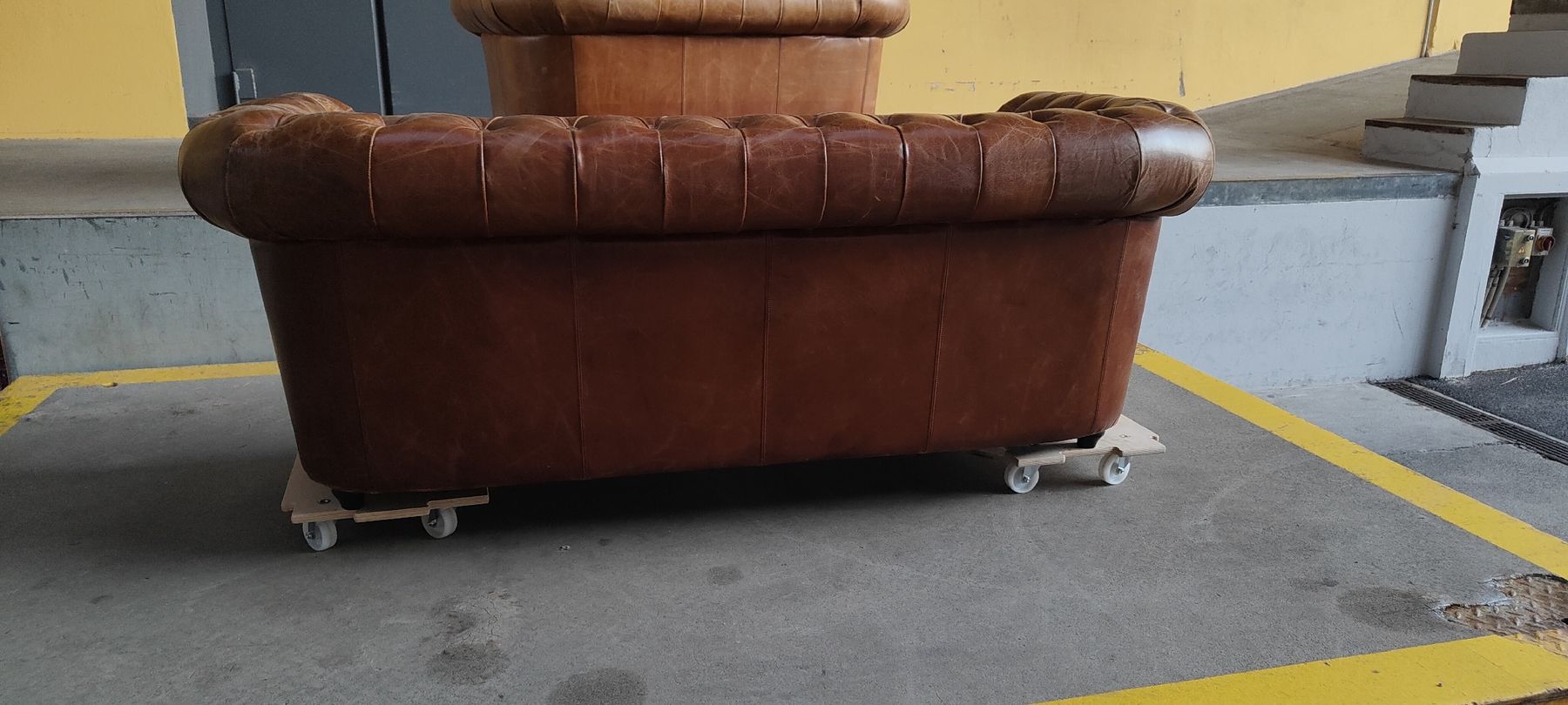 Divani: echt Leder Chesterfield 2er Sofa – Usato da Neuhausen am Rheinfall venduto da PunkyMo 8