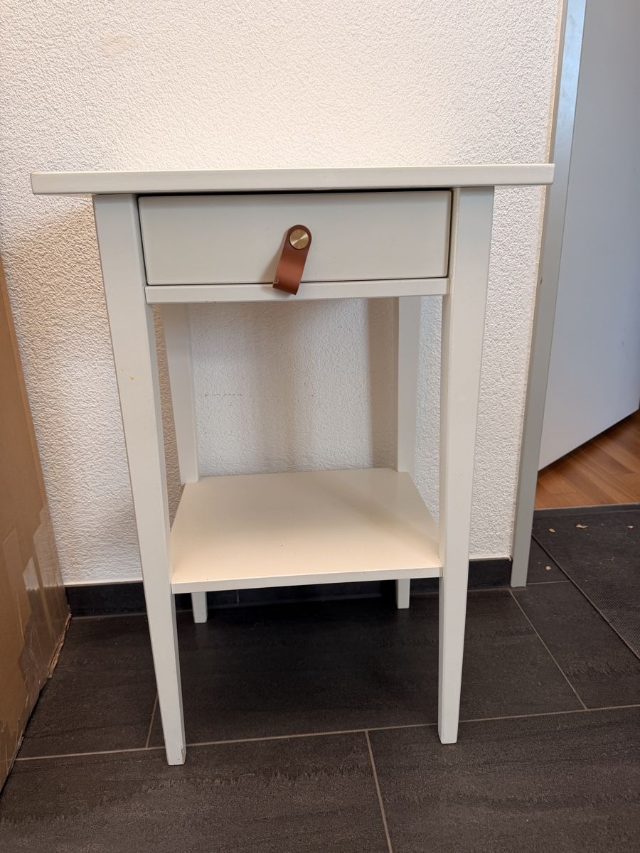 Ikea Comodini: Weisses Nachttischli / Tischli mit Schublade, – Usato da Staufen venduto da J.sant