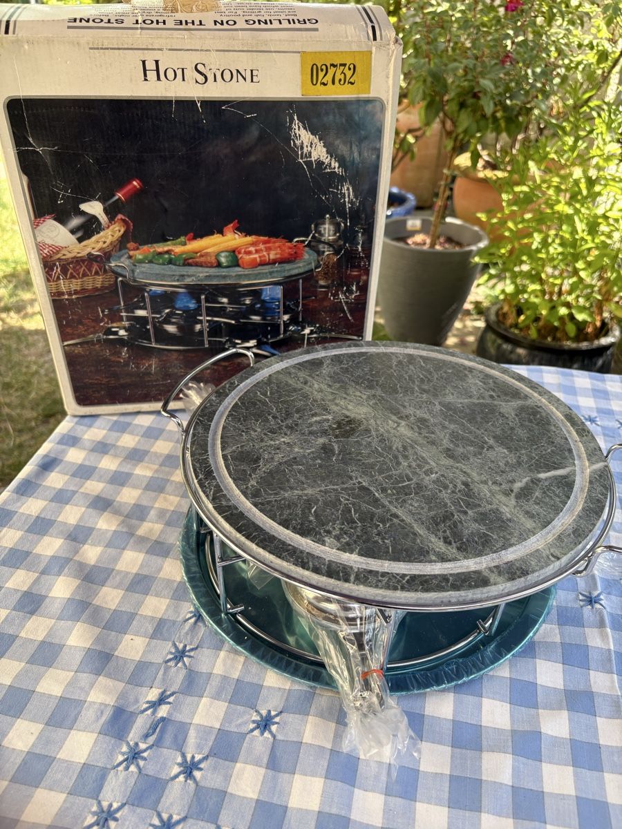 Services de table: Hot Stone – Neuf avec emballage d'origine à Riehen par BESSI17