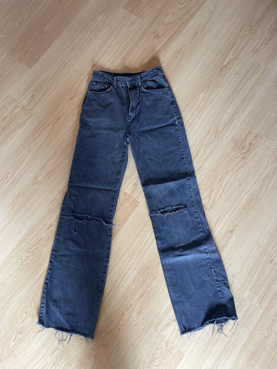 Stradivarius Jeans: Jeans von Stradivarius, Gr. 36, grau/schwarz, mit Löchern – Gebraucht aus Malix von fred_59