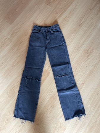 Jeans von Stradivarius, Gr. 36, grau/schwarz, mit Löchern