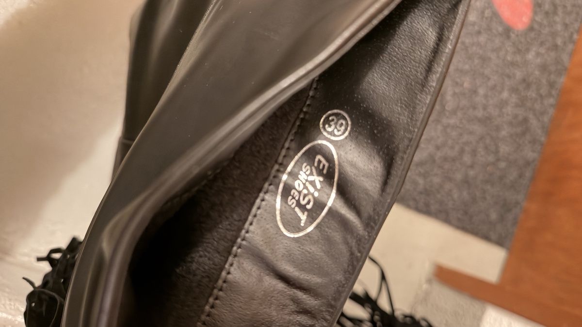 Scarpe da donna: Schwarze Lederstiefel mit Fransen, Grösse 39 - Hingucker! – Nuovo (secondo la descrizione) da Horw venduto da DanielaGH
