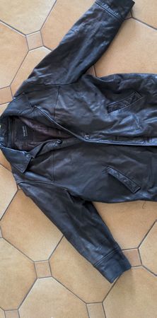 Veste en cuir homme taille M  poche légèrement décousu. 