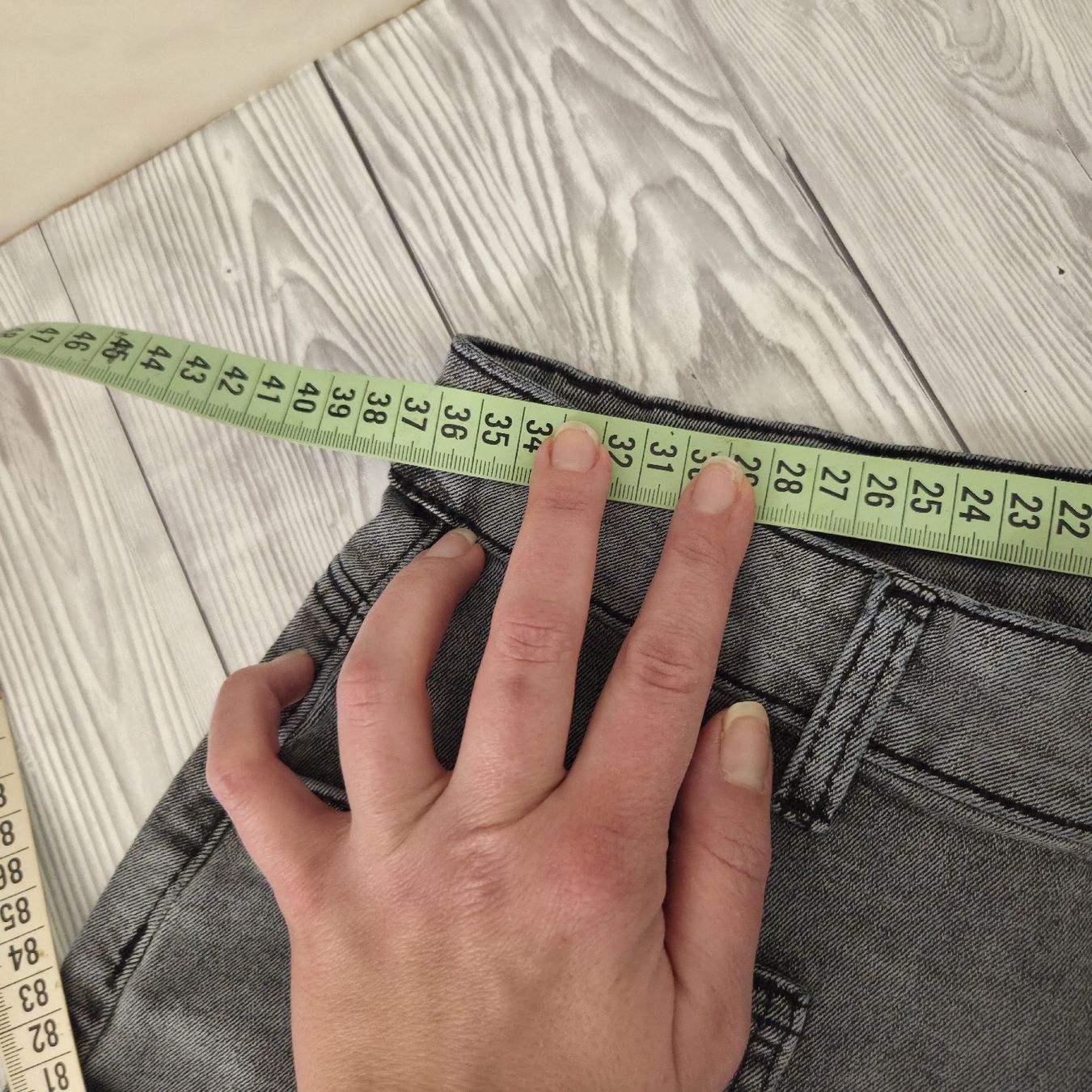 Jeans: Graue Barrel Jeans, Grösse L, bequeme Passform – Nuovo (secondo la descrizione) da Näfels venduto da CH.Kchlineknopf 2