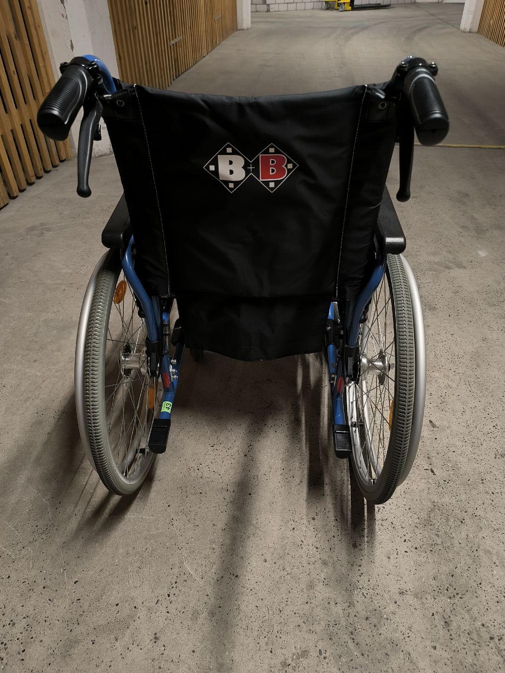 Chaises roulantes: Rollstuhl PyroStart+ Sitzbreite 43cm – D'occasion à Allschwil par BezoBezo 2