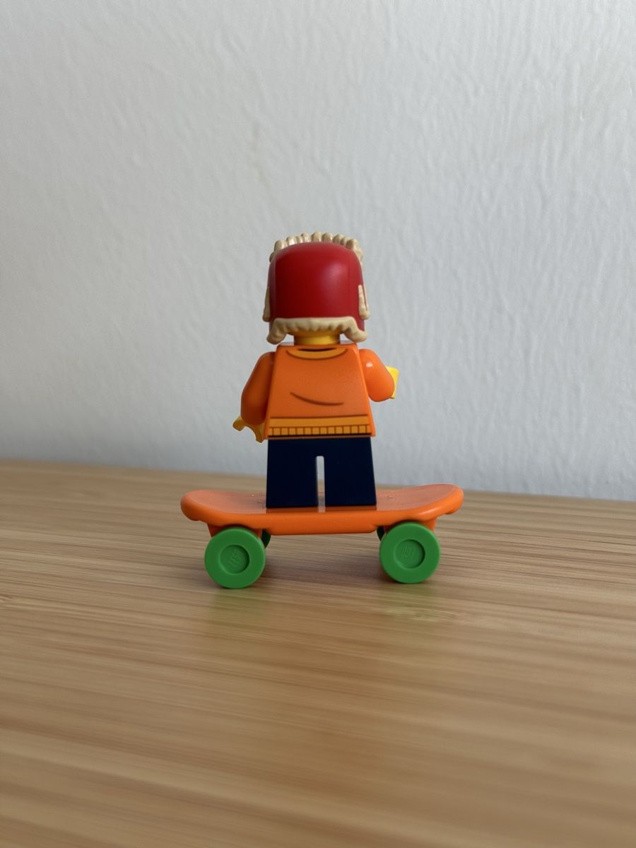 Lego Statuette: Lego Mädchen mit Skateboard – Nuovo (secondo la descrizione) da Neuhausen am Rheinfall venduto da Laghi 1