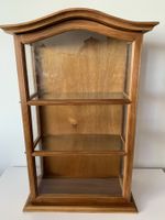 Elegante Holzvitrine mit Glasböden – geschwungene Form
