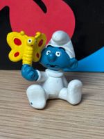 Schlumpf-Baby mit Schmetterling