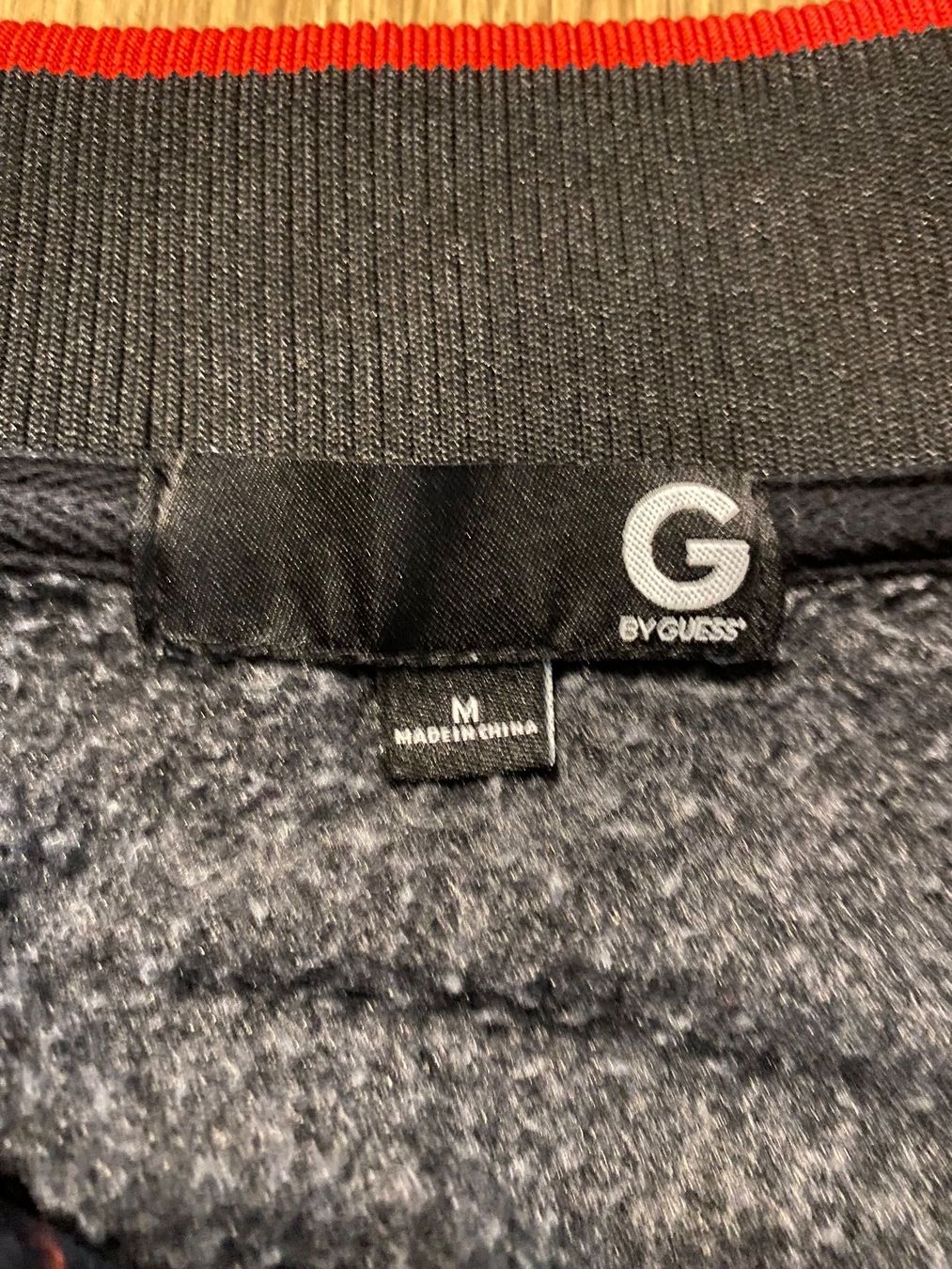 Guess Maglioni & Felpe: Guess Pullover, Guter Zustand, Grösse M, Schwarz/Grau – Usato da Bätterkinden venduto da Albera 3