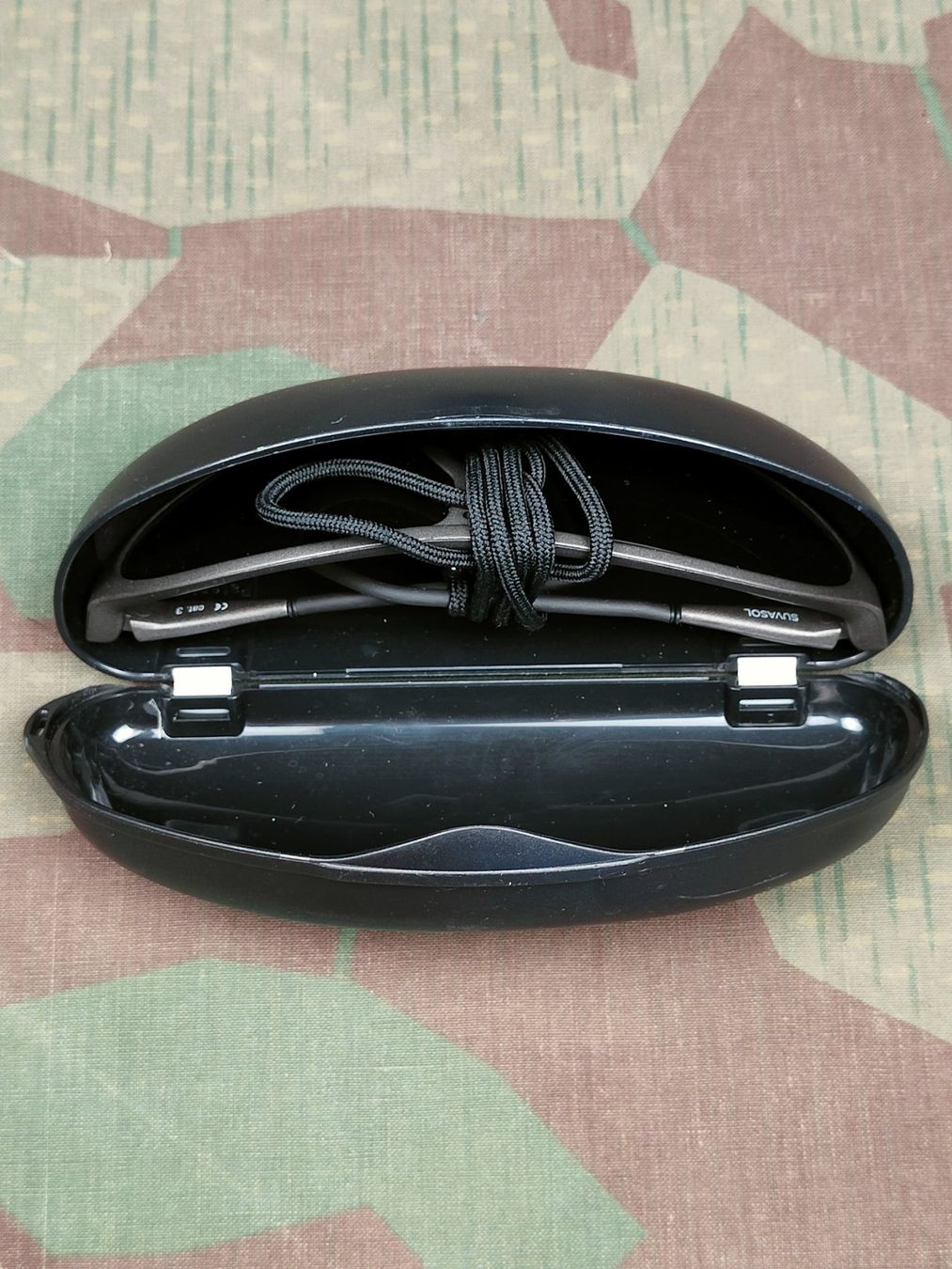 Armée suisse Uniformes: Sonnenbrille mit Etui – D'occasion à Bauma par SwissMilitaria 2