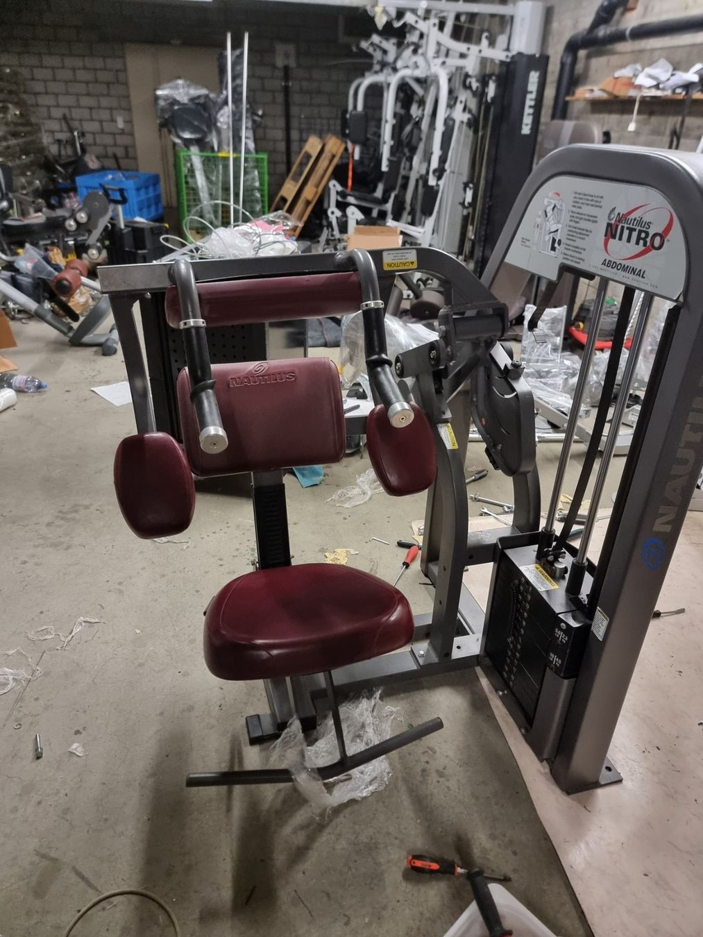 Nautilus Hometrainer: Kraftstation Nautilus Nitro Bauchmuskeltrainer Rot – Gebraucht aus Aarau von Aboudx