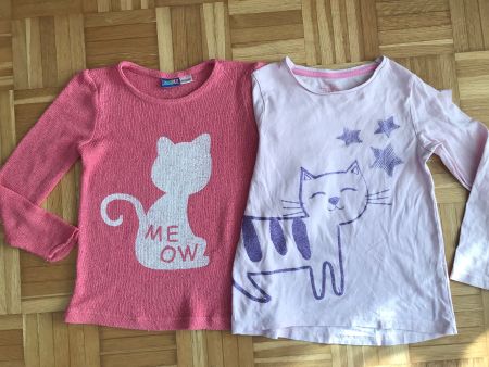 2 Shirts / Pullover mit Katzen Grösse 110/116 - Porto 3.40