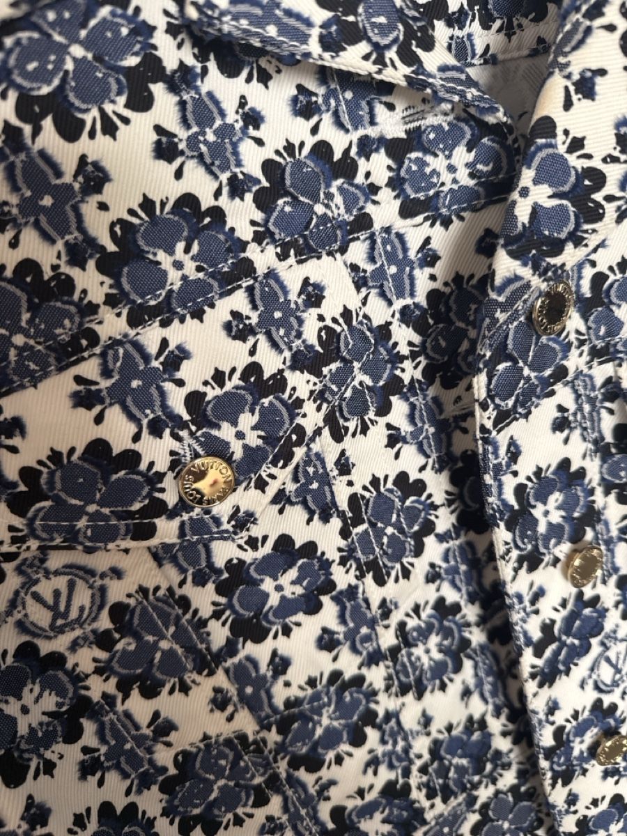 Louis Vuitton Giacche: Original Louis Vuitton Jeansjacke mit Monogram-Blumenprint – Nuovo (secondo la descrizione) da Zürich venduto da lau_5k8b 2