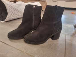 Elegante, neuwertige Wildleder Stiefeletten, Grösse 38