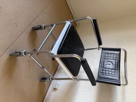 Chaise percée à roulettes, pratique et confortable!