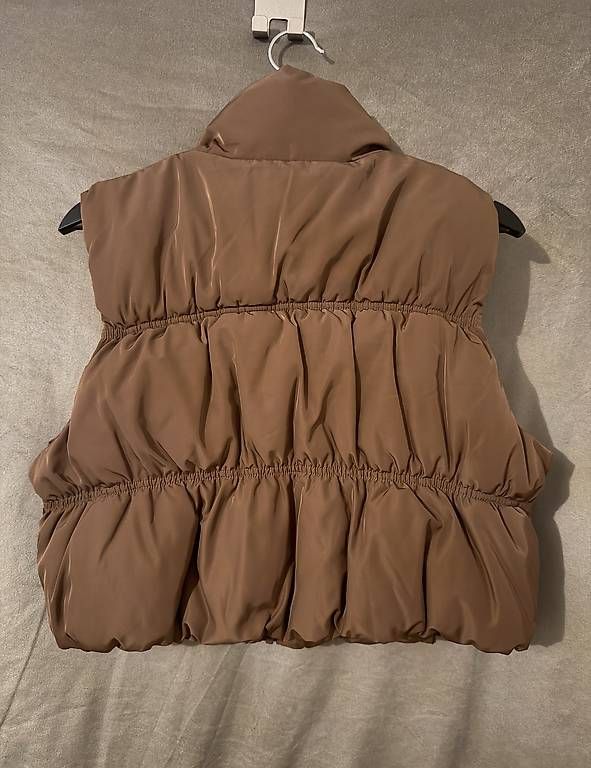 Gilet & Giacche senza maniche: Moderne braune Steppweste mit Raffung – Nuovo e nell'imballaggio originale da Oberurnen venduto da buesraak 1