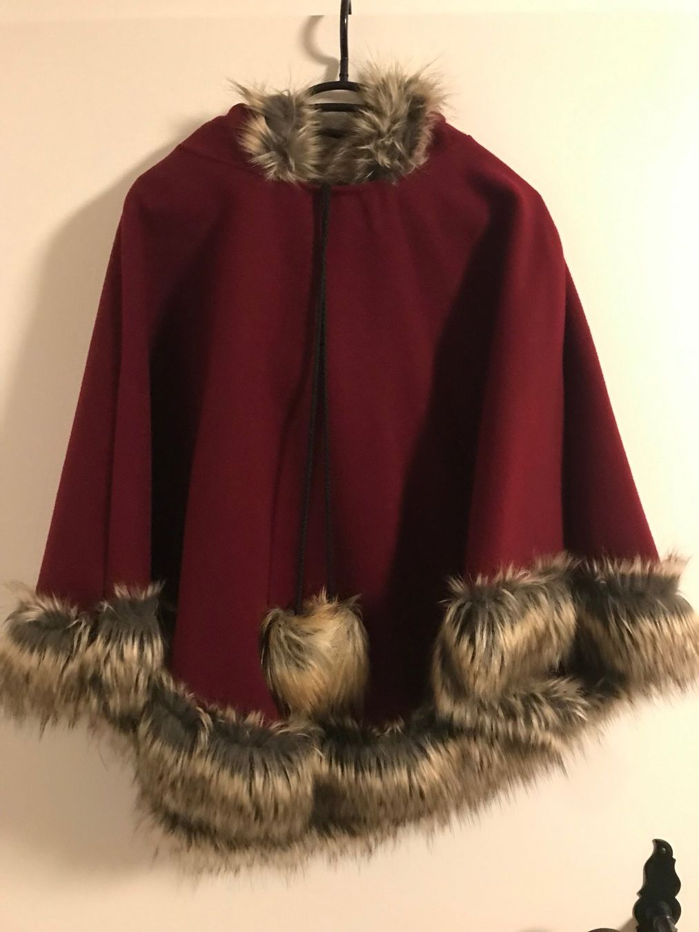Altro in  Abbigliamento & Accessori: rotes Poncho mit Kunstfell und Kaputze – Usato da Freudwil venduto da Feenland2010