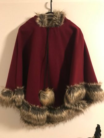 rotes Poncho mit Kunstfell und Kaputze