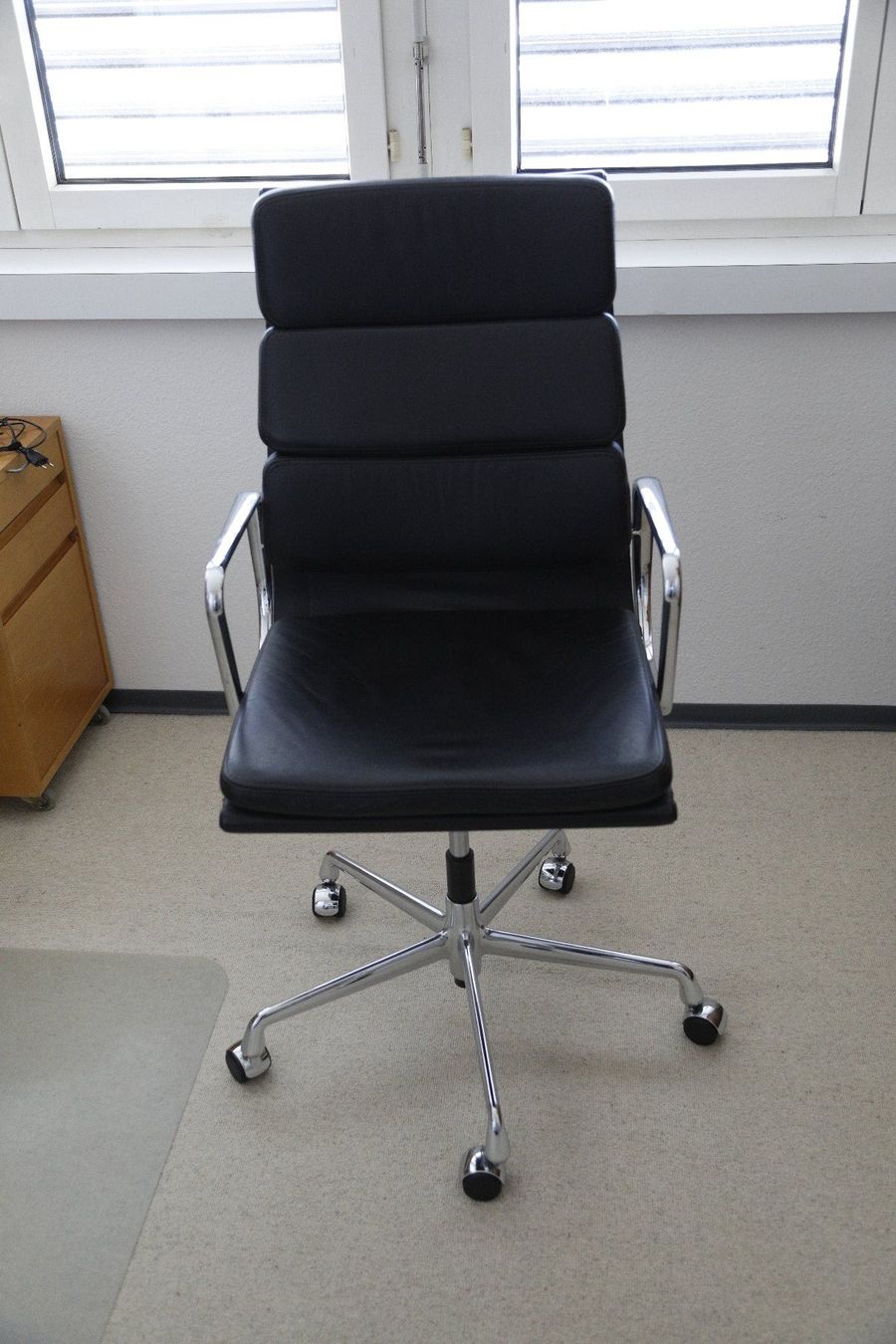 Vitra Sedie: Eames Bürostuhl Leder Softpad, EA 219 schwarz – Usato da Zürich venduto da evolve1