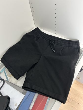 Schwarze kurze Jogginghose ZARA, Gr. L