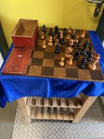 Antikes Schachspiel mit Holzbrett und Figuren