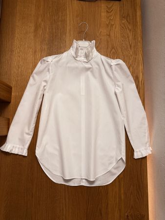 SANDRO elegante u. zeitlose Bluse viktorianische Stehkragen