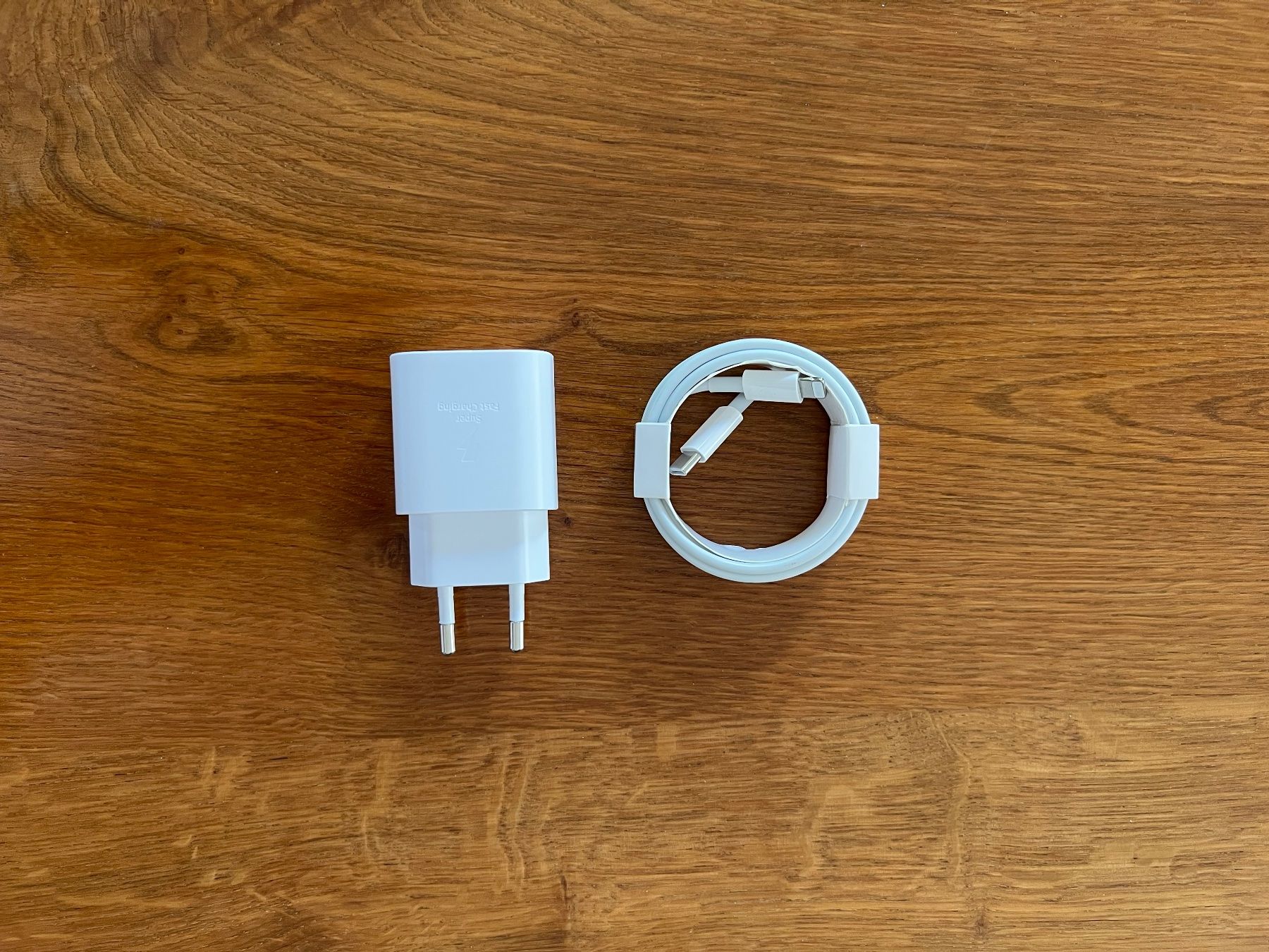 Apple Caricabatterie: Ladekabel + Adapter – Nuovo e nell'imballaggio originale da Hinwil venduto da RTTM_AT