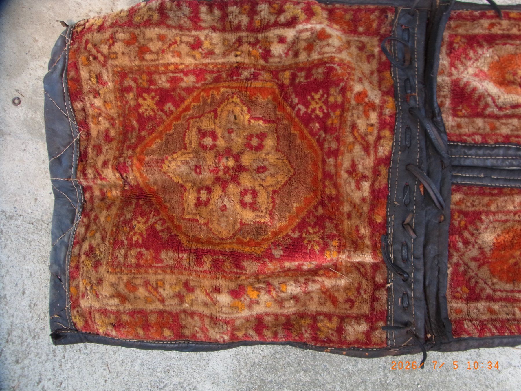 Tappeti: Antike Satteltaschen mit Teppichmuster Leder Handarbeit U... – Usato da Uezwil venduto da Fauchi51 1