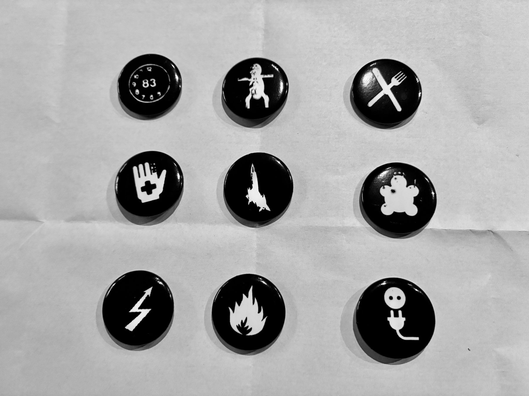 Placchette & Badge: 9 Massive Attack Pins Mezzanine Tour Merchandise – Usato da Oberengstringen venduto da Massimo_Villani