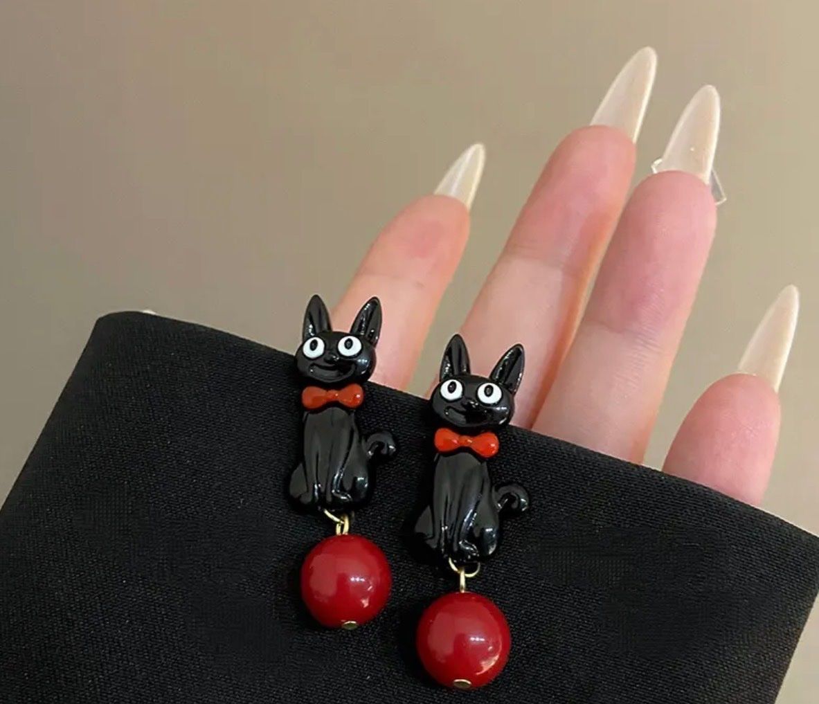 Orecchini pendenti & Orecchini a lobo: Schwarze Katze Ohrringe mit roter Schleife – Nuovo (secondo la descrizione) da Gams venduto da Mariawicca