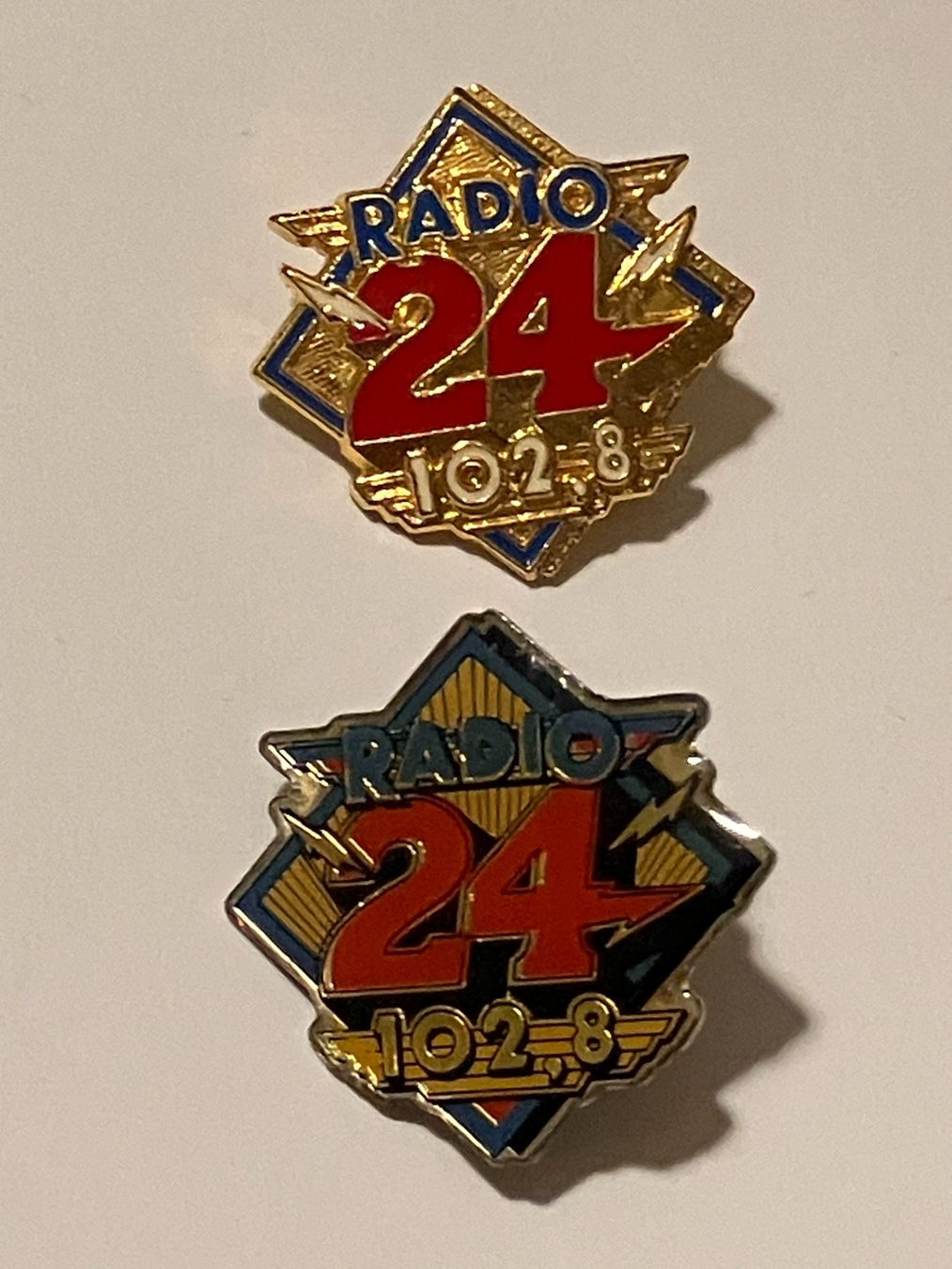 Placchette & Badge: 2 Pin Radio 24 – Usato da Basel venduto da djwwpp