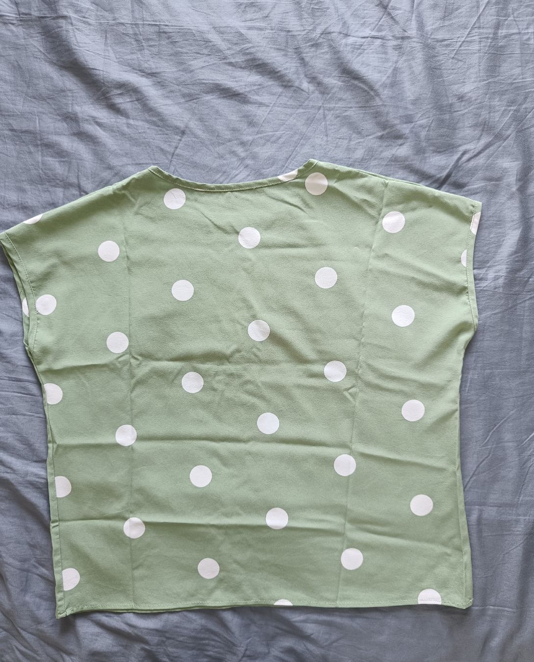 T-shirt: Vintage green polka dot shirt – Usato da Rotkreuz venduto da Prelovedswitzerland 3