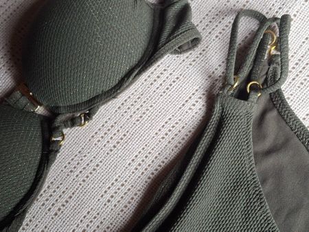 Bikini vert olive avec fil doré taille XS marque Censored