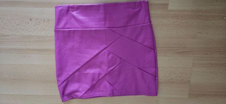 Mini jupe rose jamais portée (A)
