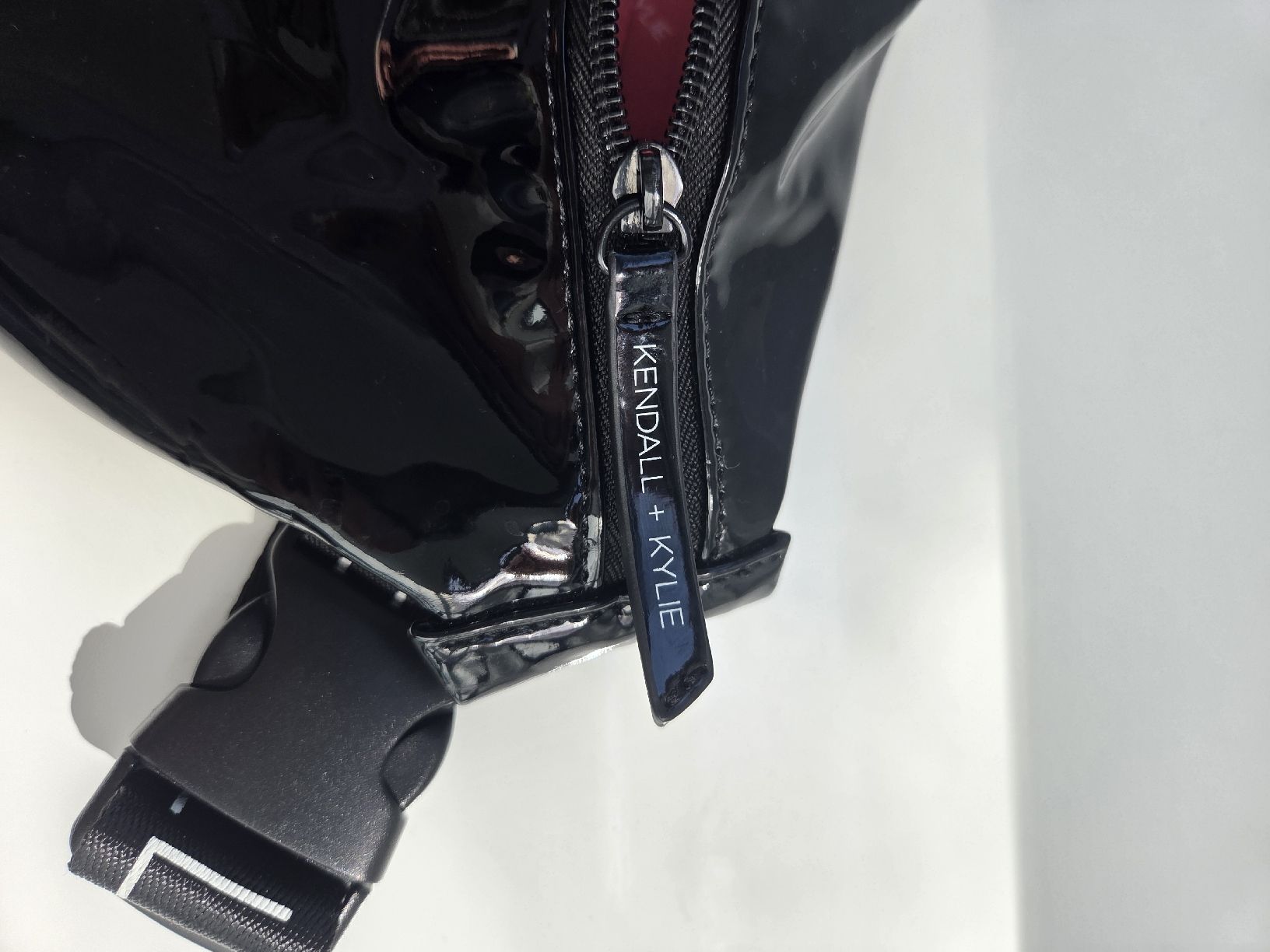 Taschen für Damen: Kendall + Kylie Gürteltasche Schwarz Glänzend – Gebraucht aus Rapperswil SG von lemiii 2
