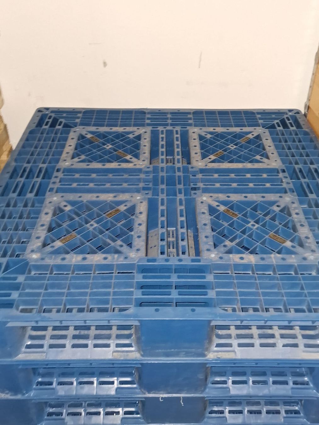 Pallets: Kunststoff Palette 109x107x15cm – Usato da Bilten venduto da ELYSATOR 2