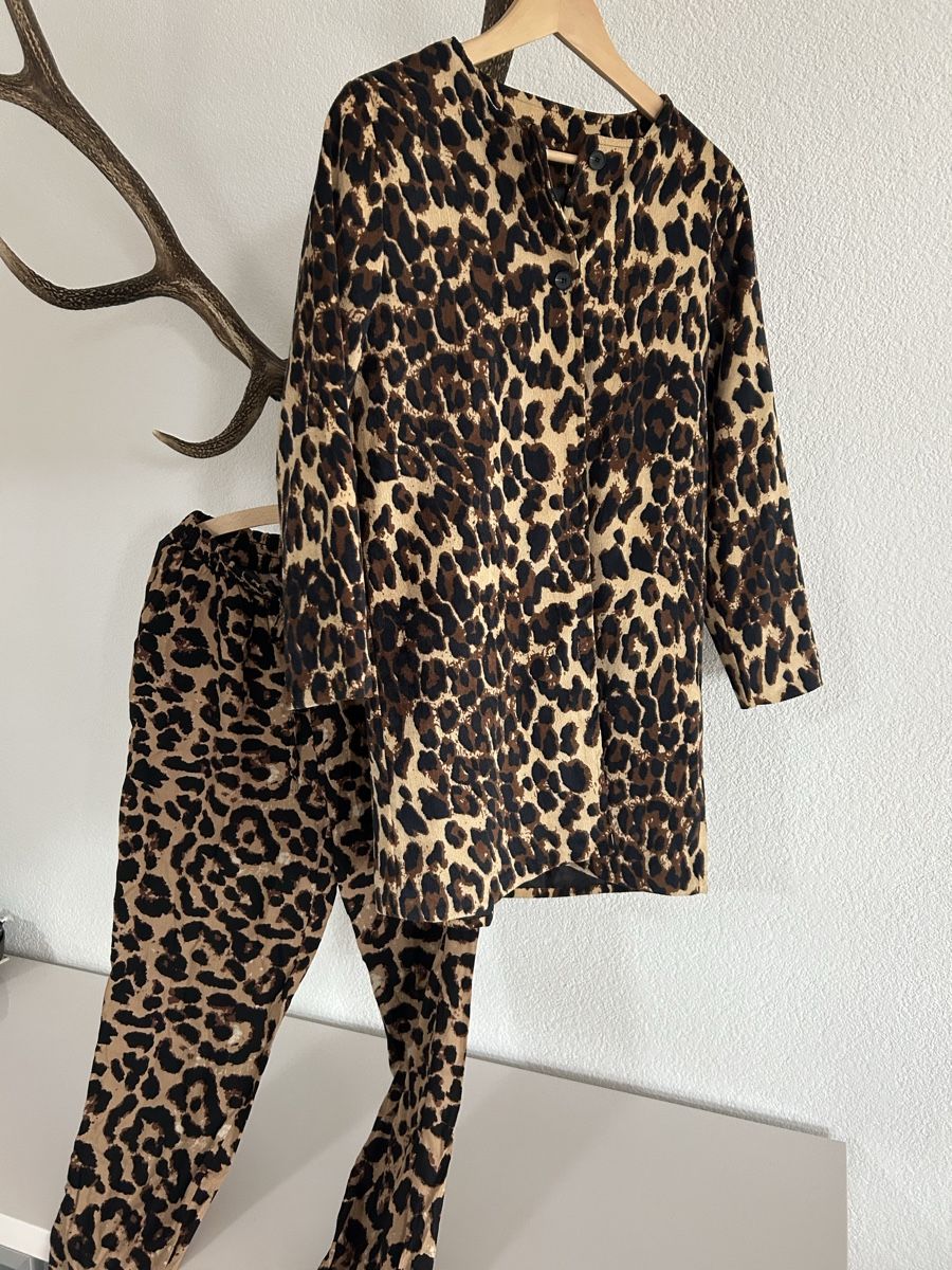 Lotti di vestiti: Leo Leoparden Muster Hose und Jacke M – Usato da St. Gallen venduto da jojan