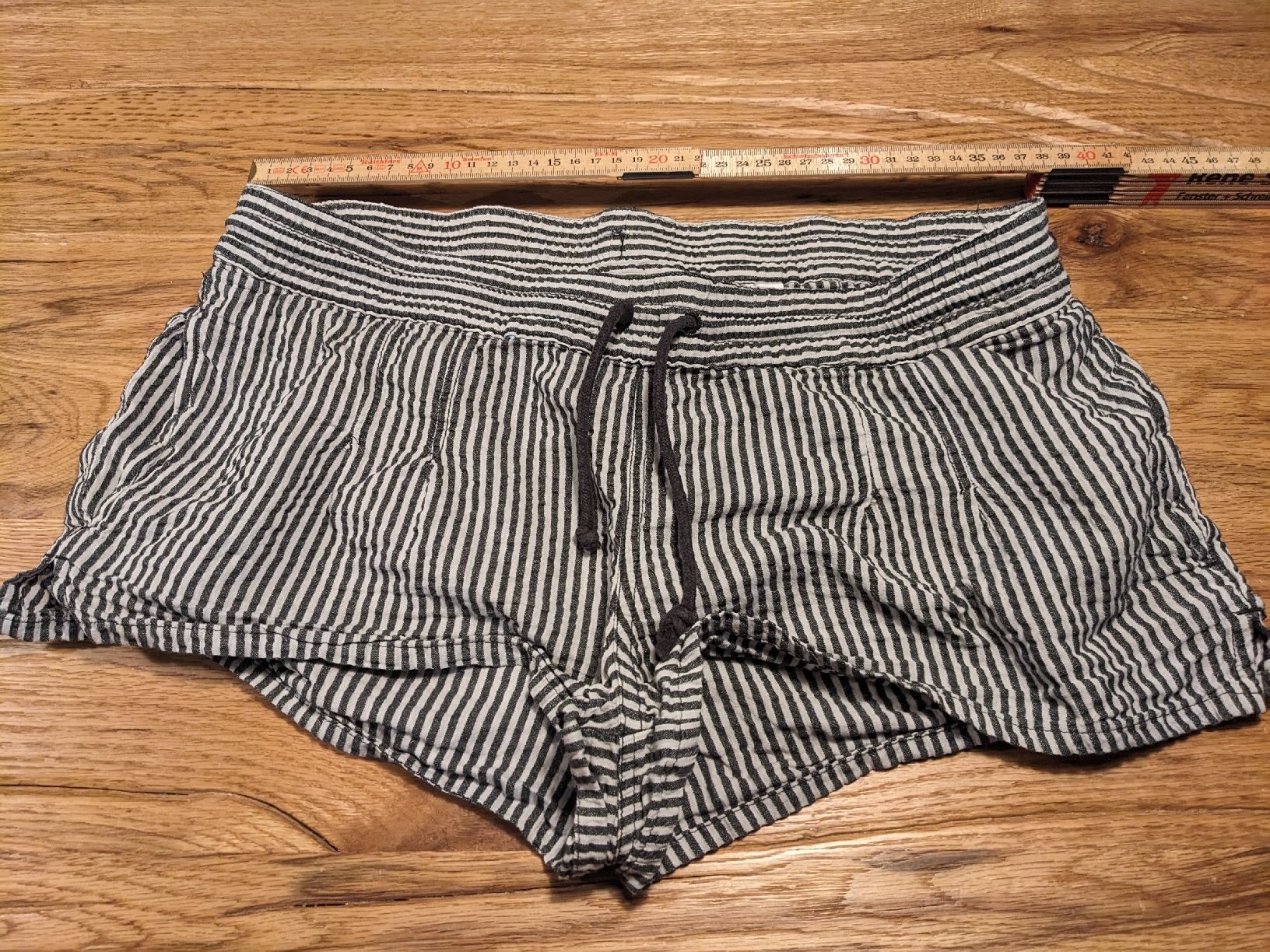 H&M Hosen: H&M Shorts / Hotpants, gestreift, Gr. 38 – Gebraucht aus Basel von labaffe01 1